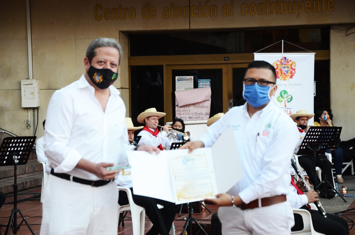 El Gerente de la entidad Ingeniero Cristian Camilo Bravo Medina, hizo entrega de la Exaltación y Reconocimiento a la Gobernación del Huila en cabeza del Gobernador Luis Enrique Dussan López, en la conmemoración de sus 115 años de fundación.